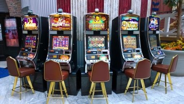 kunci77 mobile app interface showing live-dealer tables, sportsbook, and slot games on Android and iOS devices